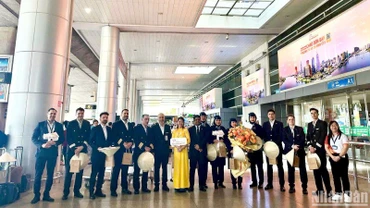 Những du khách trên chuyến bay Charter đầu tiên từ Iran đến Việt Nam tại sân bay Tân Sơn Nhất.