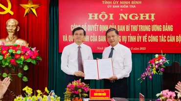 Đồng chí Đoàn Minh Huấn, Ủy viên Trung ương Đảng, Bí thư Tỉnh ủy Ninh Bình trao Quyết định của Ban Bí thư Trung ương Đảng cho đồng chí Đinh Việt Dũng. (Ảnh: ĐỨC LAM)