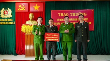 Đại tá Phạm Trường Giang, Phó Giám đốc Công an tỉnh Điện Biên trao thưởng các lực lượng phá thành công chuyên án. Ảnh: TRƯỜNG LONG
