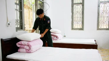 Chiến sĩ Công an tỉnh sắp xếp khu ở miễn phí dành cho người chờ thi sát hạch, cấp giấy phép lái xe.
