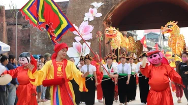Nhân dân các dân tộc huyện Điện Biên thực hiện nghi thức rước lễ vật trong chương trình khai hội Đền Hoàng Công Chất.