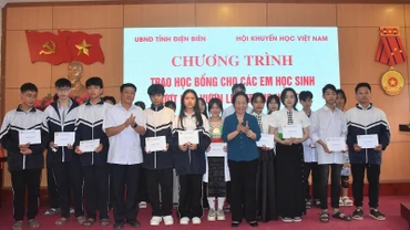 Đồng chí Nguyễn Thị Doan, Chủ tịch Hội Khuyến học Việt Nam và đồng chí Lò Văn Phương, Chủ tịch Hội đồng nhân dân tỉnh Điện Biên trao học bổng cho học sinh có hoàn cảnh khó khăn tỉnh Điện Biên.