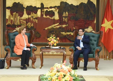 Thủ tướng Phạm Minh Chính tiếp bà Nicola Beer, Phó Chủ tịch Ngân hàng Đầu tư châu Âu (EIB). (Ảnh: TRẦN HẢI)