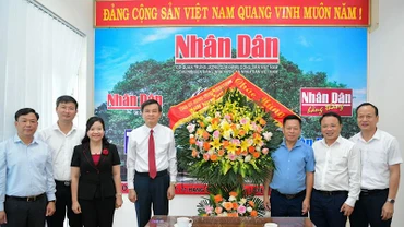 Đồng chí Đoàn Minh Huấn, Ủy viên Trung ương Đảng, Bí thư Tỉnh ủy Ninh Bình và Đoàn công tác chúc mừng Văn phòng Đại diện Báo Nhân Dân tại Ninh Bình.