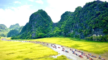 Du khách về thăm Ninh Bình trong Tuần du lịch "Sắc vàng Tam Cốc-Tràng An" năm 2023. (Ảnh: Lê Hồng)