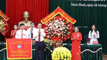 Đồng chí Nguyễn Phương Nga tặng hoa, cờ lưu niệm cho Đại hội. (Ảnh: Minh Quang)