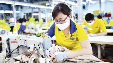Lao động may quần áo xuất khẩu tại một doanh nghiệp ở Thành phố Hồ Chí Minh. (Ảnh: nhandan.vn)