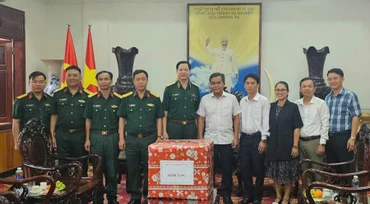 Bí thư Tỉnh ủy Gia Lai Hồ Văn Niên và Trung tướng Đào Tuấn Anh-Tư lệnh Quân đoàn 34 cùng Đoàn công tác tại buổi tiếp. 