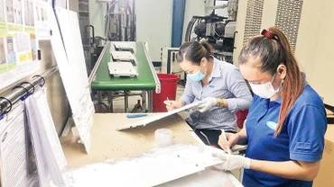 Lao động ở Công ty CNS Amura Precision, Thành phố Hồ Chí Minh (Ảnh minh họa: Phương Vy).