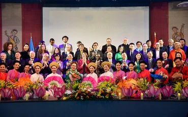 Bộ trưởng Văn hóa, Thể thao và Du lịch Nguyễn Văn Hùng chụp ảnh lưu niệm cùng các đại biểu quốc tế và các nghệ sĩ tại đêm tôn vinh di sản và văn hóa VIệt Nam ở Paris tối 17/11/2023. (Ảnh: MINH DUY). 