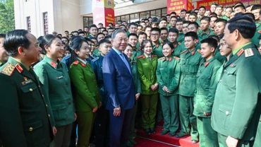 Tổng Bí thư Tô Lâm cùng các đồng chí lãnh đạo Bộ Quốc phòng và các đại biểu. (Ảnh: DUY LINH)