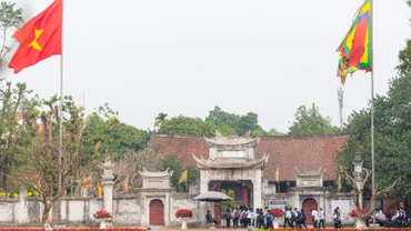 Học sinh tham quan di tích lịch sử Thành Cổ Loa.