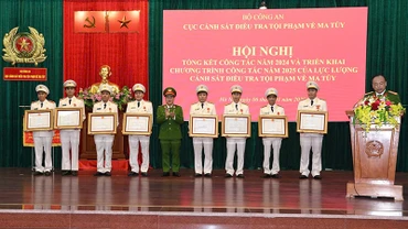 Thừa ủy quyền của Chủ tịch nước, Thứ trưởng Công an Nguyễn Văn Long trao Huân chương Chiến công tặng các các nhân, vì đã có thành tích xuất sắc trong phòng, chống tội phạm ma túy. (Ảnh: HUY HÀ)