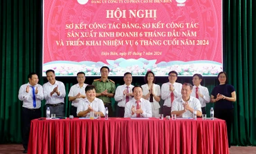 Đại diện các nông trường cao-su Điện Biên, Tuần Giáo, Mường Chà ký kết giao ước thi đua tăng tốc sản xuất, hoàn thành xuất sắc nhiệm vụ.