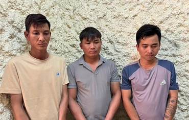 Các đối tượng khi bị công an bắt giữ cùng tang vật.
