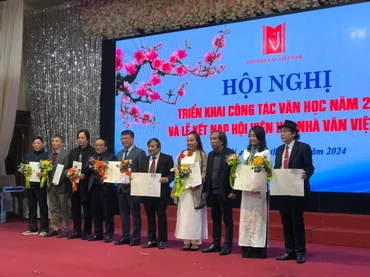 Các hội viên mới nhận quyết định kết nạp.