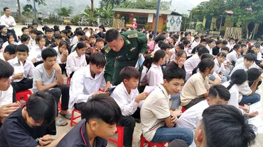 Cán bộ, chiến sĩ Đồn Biên phòng Bạch Đích, xã Bạch Đích, huyện Yên Minh, tỉnh Hà Giang vận động thanh thiếu niên xây dựng nếp sống văn minh. (Ảnh KHÁNH TRÌNH)
