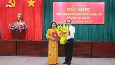 Đồng chí Nguyễn Văn Nên trao quyết định của Bộ Chính trị chuẩn y cho đồng chí Hồ Thị Hoàng Yến giữ chức Bí thư Tỉnh ủy Bến Tre. (Ảnh: HOÀNG TRUNG)