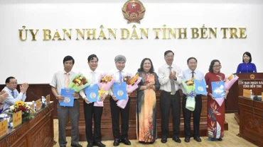 Quyền Bí thư Tỉnh ủy Bến Tre Hồ Thị Hoàng Yến trao các quyết định về sắp xếp tổ chức bộ máy. (Ảnh: HOÀNG TRUNG)