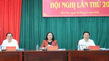 Lãnh đạo tỉnh Bến Tre chủ trì tại Hội nghị. (Ảnh: HOÀNG TRUNG)