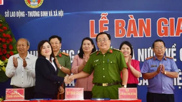 Hai đơn vị thực hiện nghi thức bàn giao chức năng quản lý nhà nước về cai nghiện và sau cai nghiện ma túy. (Ảnh: HOÀNG TRUNG)