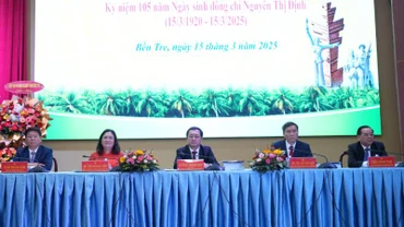 Lãnh đạo chủ trì tại Hội thảo. (Ảnh: HOÀNG TRUNG)