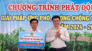 Hội Nông dân tỉnh Bến Tre trao vốn quỹ hỗ trợ nông dân. (Ảnh: HOÀNG TRUNG)
