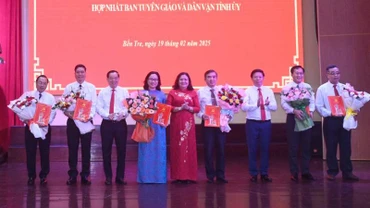 Lãnh đạo tỉnh Bến Tre trao Quyết định hợp nhất Ban Tuyên giáo và Ban Dân vận Tỉnh ủy Bến Tre thành Ban Tuyên giáo và Dân vận Tỉnh ủy Bến Tre. (Ảnh: HOÀNG TRUNG)
