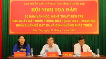 Đại biểu chủ trì tại Hội nghị tọa đàm "50 năm văn học, nghệ thuật Bến Tre". (Ảnh: HOÀNG TRUNG)