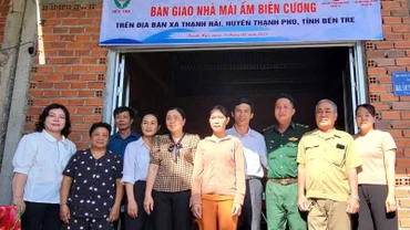 Lãnh đạo chính quyền địa phương cùng Đồn Biên phòng Cổ Chiên trao nhà mái ấm biên cương cho hộ gia đình khó khăn về nhà ở tại xã Thạnh Hải (huyện Thạnh Phú). (Ảnh: HOÀNG TRUNG)
