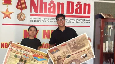 Bạn đọc đến nhận Phụ san đặc biệt của Báo Nhân Dân. (Ảnh: HOÀNG TRUNG)