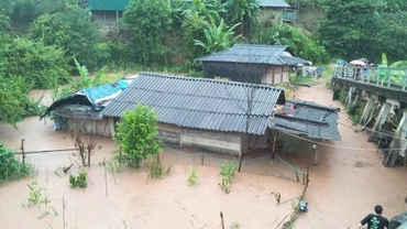 Một trong số các ngôi nhà của người dân xã Leng Su Sìn, huyện Mường Nhé bị ngập do mưa lớn.