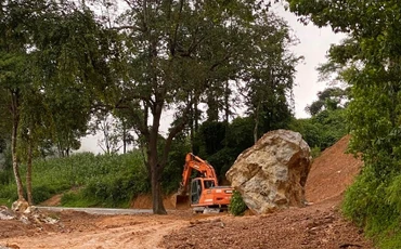 Việc khắc phục sạt lở trên tuyến quốc lộ 279 từ thành phố Điện Biên Phủ đi Cửa khẩu Quốc tế Tây Trang rất khó khăn.