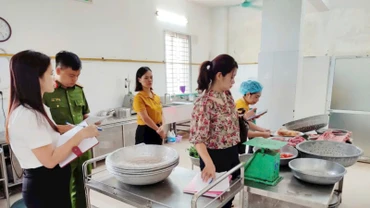 [Video] Hà Nội tăng cường kiểm soát an toàn thực phẩm tại trường học, siết chặt xử lý vi phạm