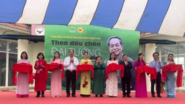 Cắt băng khai mạc triển lãm.