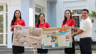 Tặng phụ san đặc biệt kỷ niệm 50 năm Ngày Giải phóng miền nam, thống nhất đất nước cho bạn đọc tại Quảng Nam