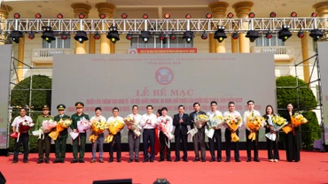Lãnh đạo tỉnh Quảng Nam tặng hoa cho các sở, ngành, đơn vị tham gia triển lãm.