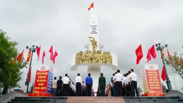 Lễ dâng hương tưởng niệm tại Tượng đài Chiến thắng Núi Thành (xã Tam Nghĩa, huyện Núi Thành, tỉnh Quảng Nam).