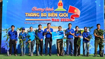 Ban Tổ chức trao tặng cây giống tạo sinh kế cho Bí thư Chi đoàn các thôn.