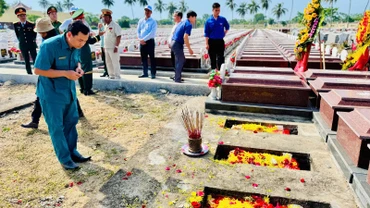 Cán bộ, nhân dân tại thị xã Điện Bàn (tỉnh Quảng Nam) thắp hương tưởng nhớ 3 liệt sĩ thuộc đơn vị đặc công CK3 Quận 3 - Đà Nẵng.