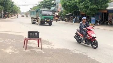 Xe tải chở vật liệu chạy trên đường Trần Phú tiềm ẩn mất an toàn giao thông.