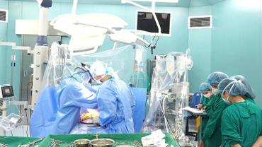 Kíp phẫu thuật thực hiện thay van tim cho bệnh nhân Nguyễn Thị Hùng.