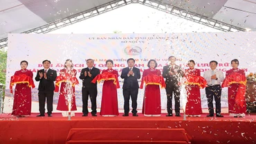 Lãnh đạo tỉnh Quảng Nam cắt băng khai mạc triển lãm “Dấu ấn lịch sử Quảng Nam qua tài liệu lưu trữ nhân kỷ niệm 50 năm Ngày Giải phóng Quảng Nam (24/3/1975-24/3/2025)”.