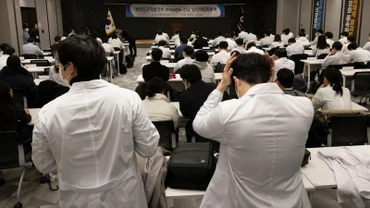 Một cuộc gặp giữa đại diện các bác sĩ ở Seoul và Chính phủ Hàn Quốc. Ảnh: YONHAP