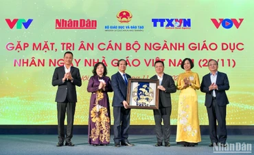 Các đồng chí lãnh đạo cơ quan báo chí chúc mừng cán bộ ngành giáo dục. (Ảnh: THÀNH ĐẠT)