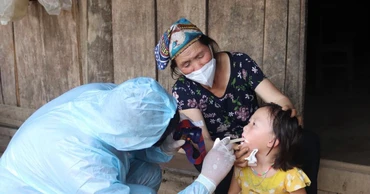 Cán bộ Y tế Điện Biên lấy dịch họng hầu các trường hợp trong vùng dịch. (Ảnh: CDC Điện Biên)