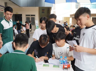 Sinh viên, học sinh nhập học tại Trường cao đẳng Cơ điện Hà Nội năm học 2024-2025 (Ảnh minh họa)