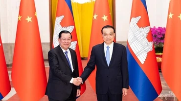 Thủ tướng Trung Quốc Lý Khắc Cường tiếp Thủ tướng Campuchia Samdech Techo Hunsen tại Đại lễ đường Nhân dân ở Bắc Kinh, ngày 10/2/2023. (Ảnh: THX/TTXVN)
