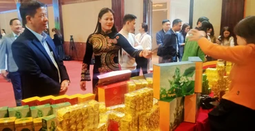 Nhiều sản phẩm chè được trưng bày bên lề hội nghị.