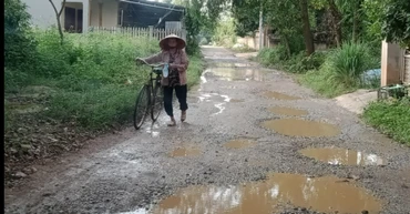 Tuyến đường liên xóm Bến Đò, xã Linh Sơn, thành phố Thái Nguyên, tỉnh Thái Nguyên xuống cấp nghiêm trọng.